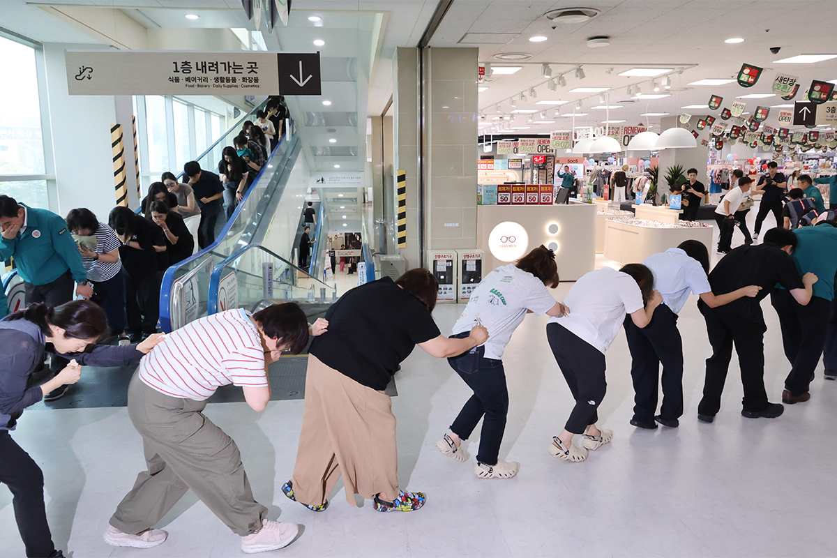 El 20 de agosto, funcionarios del distrito, empleados y clientes evacúan de forma ordenada un supermercado en el distrito de Busanjin-gu, en Busan, durante un simulacro de defensa civil ante alertas de ataque aéreo vinculado a las maniobras militares conjuntas Ulchi Freedom Shield (UFS, por sus siglas en inglés) Corea-Estados Unidos.
