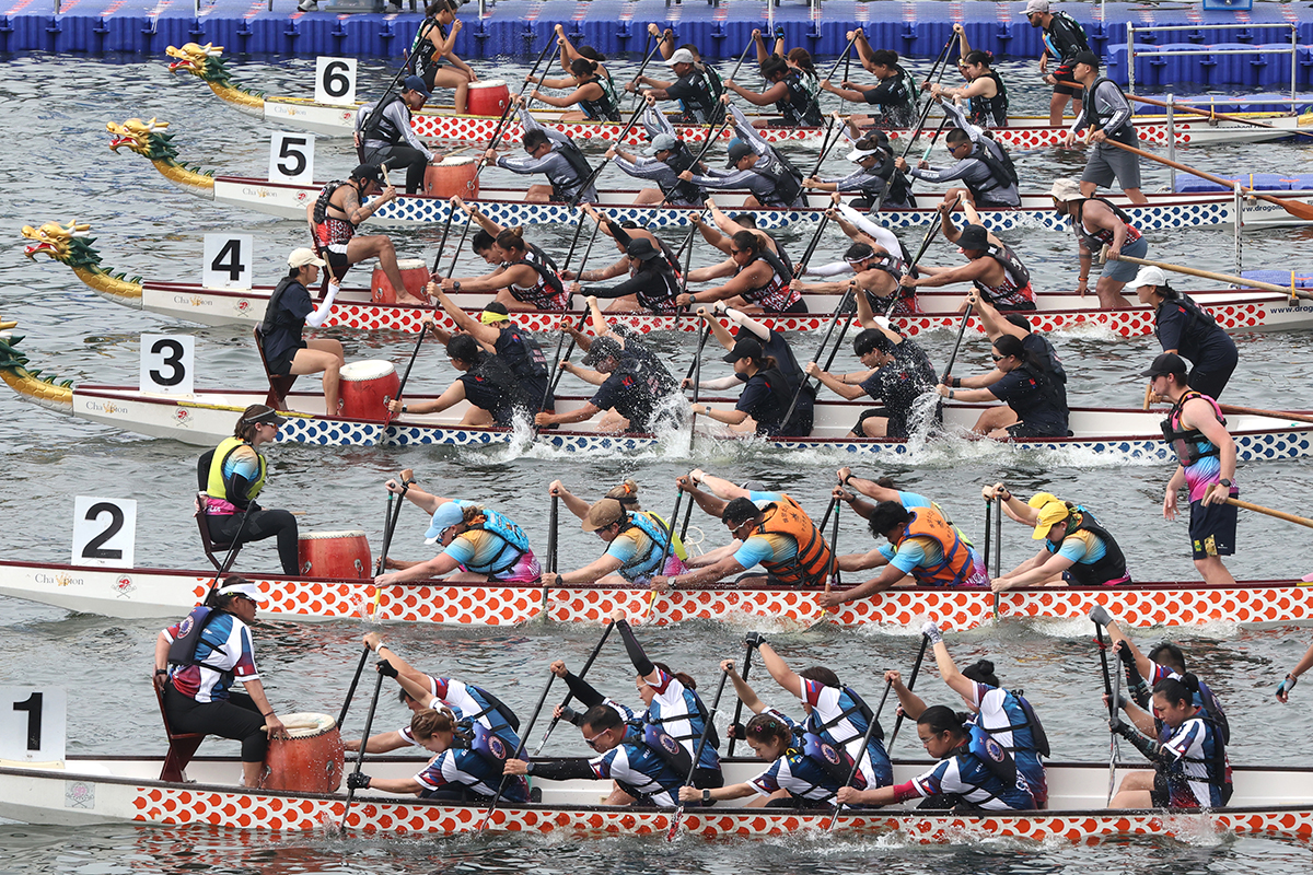 Varios equipos internacionales de remo surcan con &iacute;mpetu las aguas del r&iacute;o Suyeong, en la ciudad portuaria de Busan, durante la 14&ordf; Regata Internacional de Barcos de Drag&oacute;n, celebrada este 21 de agosto.