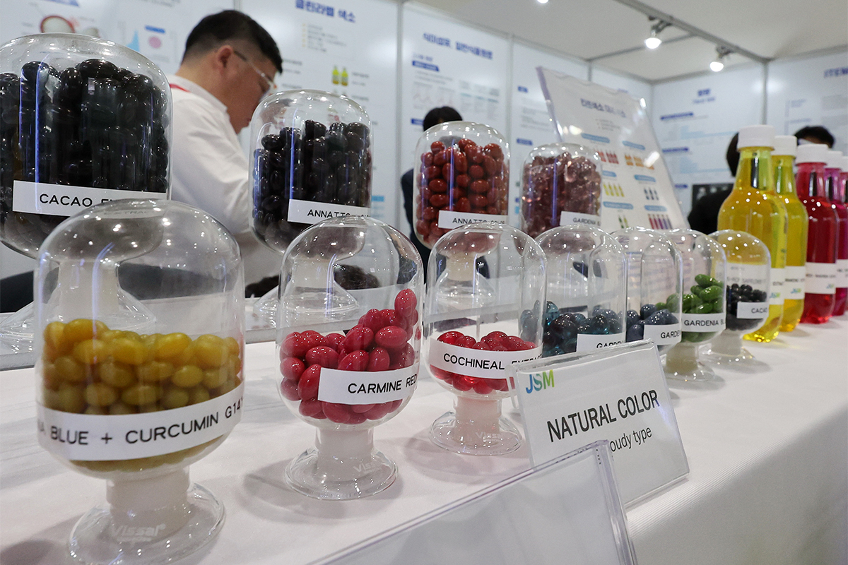 Una gran variedad de colorantes son exhibidos en un estand durante la Exposici&oacute;n Mundial de Materias Primas Farmac&eacute;uticas de Corea (CPHI Korea), celebrada el 25 de agosto en el Centro de Convenciones y Exhibiciones (COEX), en el distrito de Gangnam-gu, en Se&uacute;l.