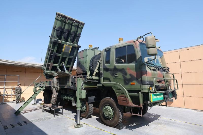 El personal operativo de una unidad de la Fuerza Aérea de la República de Corea instala, el 13 de mayo, una plataforma de lanzamiento para el sistema de misiles guiados tierra-aire de medio alcance M-SAM II, conocido como Cheongung II. | Ministerio de Defensa Nacional