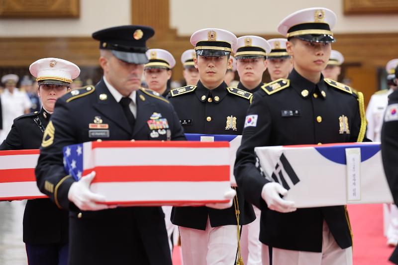 Unos miembros de las Fuerzas Armadas portan los cofres con los restos de los caídos en la Guerra de Corea, durante la ceremonia de repatriación del 5 de junio, celebrada en el Aeropuerto de Seúl en Seongnam, provincia de Gyeonggi-do. | Agencia de Noticias Yonhap