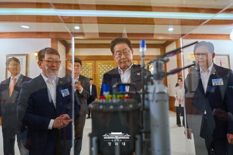 El presidente Lee Jae Myung (centro) observa una maqueta de un buque portacontenedores equipado con un reactor modular peque&ntilde;o (SMR), antes de la reuni&oacute;n sobre los siete proyectos SEED para el crecimiento futuro, celebrada el 12 de agosto, en Cheong Wa Dae, en Se&uacute;l.