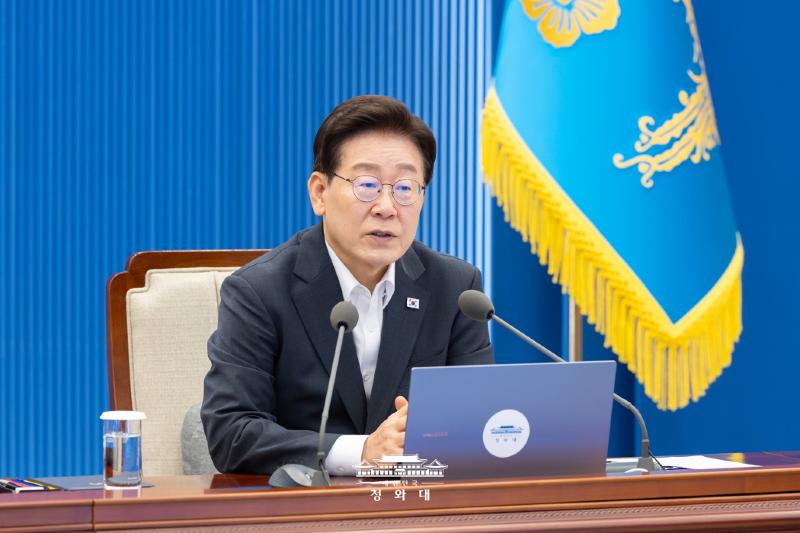 El presidente Lee Jae Myung expresa su voluntad de implantar el servicio militar voluntario selectivo, durante una reuni&oacute;n con sus principales secretarios y asesores, celebrada el 13 de agosto en Cheong Wa Dae, en el distrito de Jongno-gu, Se&uacute;l. | Cheong Wa Dae