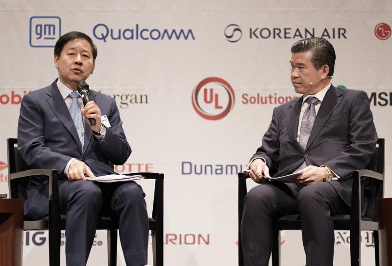 El vice primer ministro y ministro de Economía y Finanzas, Koo Yun Cheol (izquierda), expone las directrices de política gubernamental para fortalecer la cooperación económica bilateral al presidente de la Cámara de Comercio Estadounidense en Corea (AMCHAM, por sus siglas en inglés), Kim James, durante la reunión celebrada el 19 de agosto, en el Hotel Grand Hyatt de Seoul, en el distrito de Yongsan-gu, en la capital coreana. | Cámara de Comercio Estadounidense en Corea