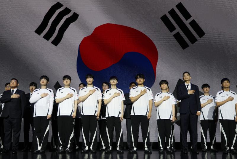 La delegación coreana de deportes electrónicos (e-sports) rinde honores a la bandera, durante la ceremonia de abanderamiento de los Juegos Asiáticos de Aichi-Nagoya, celebrada el 25 de agosto, en el Centro de Convenciones Sangam Cube, en el distrito de Mapo-gu, en Seúl. | Agencia de Noticias Yonhap