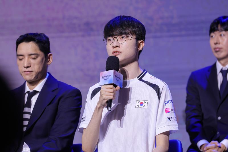 La superestrella de los deportes electrónicos Lee Sang-hyeok (centro), conocido como 'Faker' comparte sus impresiones, durante la ceremonia de abanderamiento de los Juegos Asiáticos de Aichi-Nagoya, celebrada el 25 de agosto, en el Centro de Convenciones Sangam Cube, en el distrito de Mapo-gu, en Seúl. | Asociación de Deportes Electrónicos de Corea