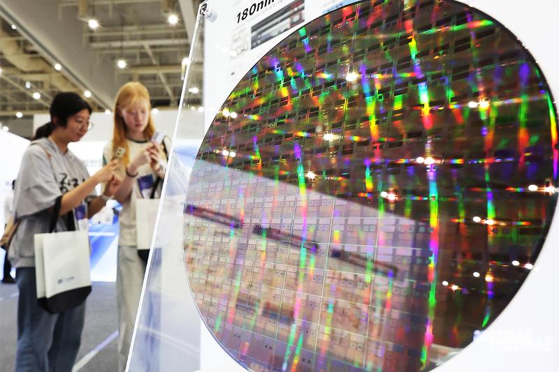 Dos visitantes observan una pieza exhibida en la Exposici&oacute;n de Empaquetado de Semiconductores Avanzados y Chiplets (ASPS, por sus siglas en ingl&eacute;s), celebrada el 26 de agosto en el Centro de Exposiciones de Suwon, ubicado en el distrito de Yeongtong-gu de la ciudad hom&oacute;nima, en la provincia de Gyeonggi-do.