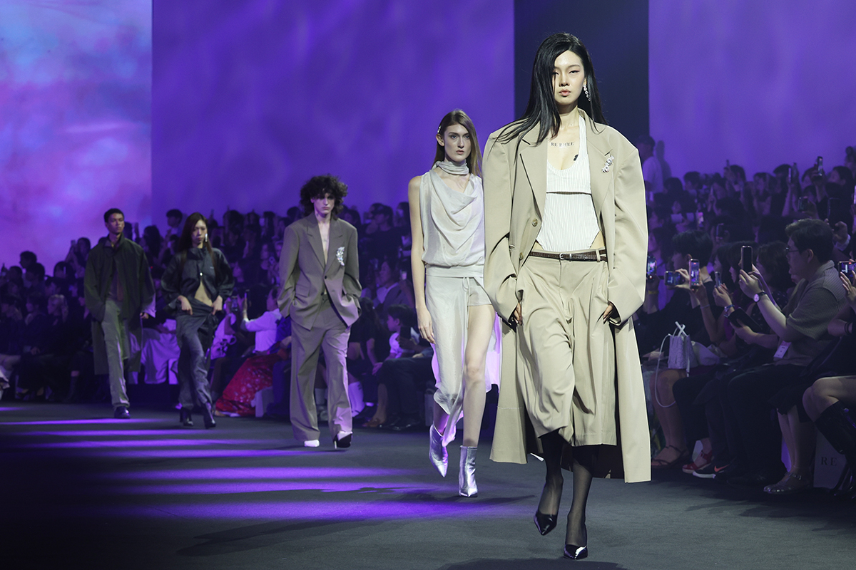 Los modelos desfilan por la pasarela de apertura de la Semana de la Moda de Seúl (SFW, según sus siglas en inglés), el 1 de septiembre, en la Plaza del Diseño de Dongdaemun (DDP), en el distrito capitalino de Jung-gu.