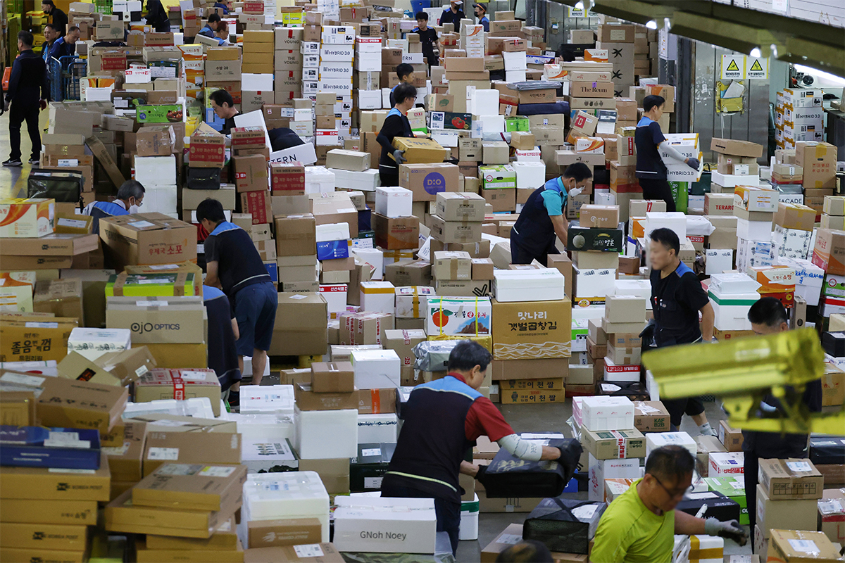 El 11 de septiembre, en v&iacute;speras de Chuseok, los empleados del Centro Log&iacute;stico Postal del Este de Se&uacute;l, en el distrito de Gwangjin-gu, clasifican paquetes ajetreadamente de cara al per&iacute;odo de alta demanda.