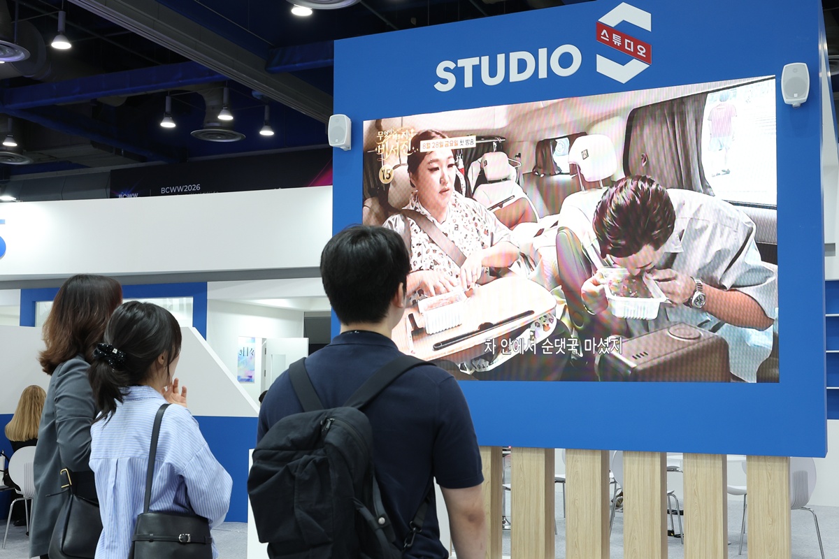 Varios visitantes observan contenidos nacionales transmitidos en una pantalla, durante el Mercado Internacional de Contenidos Audiovisuales (BCWW, por sus siglas en ingl&eacute;s), celebrado el 14 de septiembre en el Centro de Convenciones y Exhibiciones (COEX), en el distrito de Gangnam-gu, en Se&uacute;l. 
