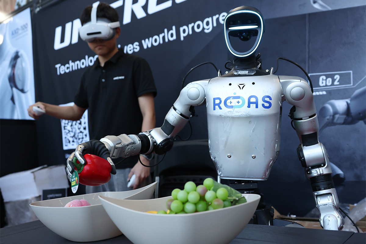 Un robot demuestra su capacidad para sujetar objetos con las articulaciones de los dedos al imitar los movimientos de una persona, durante una demostraci&oacute;n realizada el 22 de septiembre en el Centro de Convenciones y Exposiciones (COEX, por sus siglas en ingl&eacute;s), en el distrito de Gangnam-gu en Se&uacute;l, en el marco de la Cumbre de Humanoides.