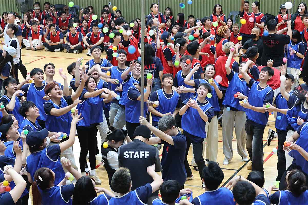Varios estudiantes internacionales intentan romper una piñata de papel durante una jornada deportiva celebrada el 23 de septiembre en el Centro Deportivo Minseok, en el distrito de Sasang-gu, Busan. Unos 500 alumnos procedentes de 12 países participaron en este encuentro, organizado por el programa de idioma coreano del Instituto Tecnológico de Kyungnam (KIT, por sus siglas en inglés) con el fin de brindar un ambiente festivo a quienes no pudieron viajar a sus hogares por las festividades del Chuseok. 