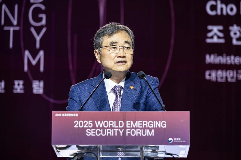 El ministro de Asuntos Exteriores de Corea, Cho Hyun, interviene durante el Foro Mundial sobre Nuevas Amenazas a la Seguridad (WESF, por sus siglas en ingl&eacute;s), celebrado en septiembre de 2025, en Se&uacute;l. | Ministerio de Asuntos Exteriores de Corea