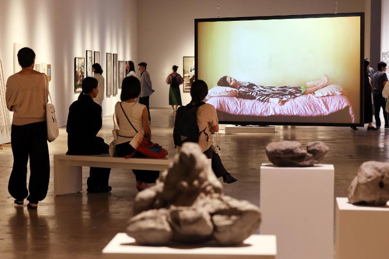 Los periodistas y visitantes observan las obras expuestas en el Centro de Exposiciones de la Bienal de Dise&ntilde;o de Gwangju, en el distrito de Buk-gu de la ciudad hom&oacute;nima, durante la visita de prensa celebrada el 4 de septiembre previa a la apertura oficial del certamen. | Agencia de Noticias Yonhap