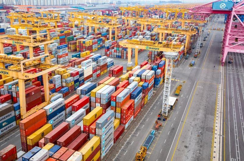 Vista panor&aacute;mica de contenedores acumulados en el muelle 3 del Nuevo Puerto de Busan. | Autoridad Portuaria de Busan