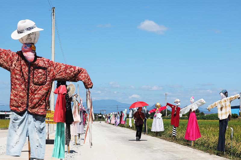 Con motivo de la celebraci&oacute;n del Baengno &mdash;el per&iacute;odo solar del roc&iacute;o blanco, que ocupa el 15&ordm; de los 24 t&eacute;rminos del calendario tradicional&mdash;, el 7 de septiembre, una visitante contempla los singulares espantap&aacute;jaros creados a mano por vecinos de 28 aldeas en los alrededores de la estaci&oacute;n de la Tumba del Rey Sejong, en Yeoju, en la provincia de Gyeonggi-do. 