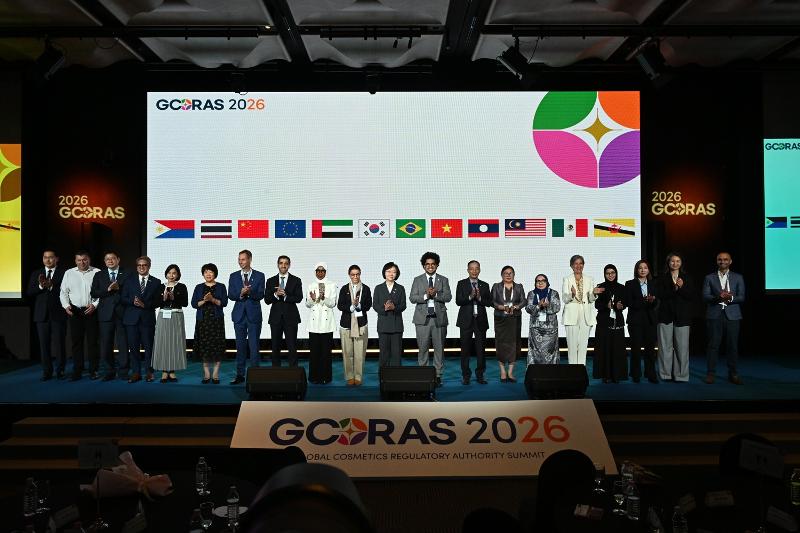 La ministra de Seguridad de Alimentos y Medicamentos (MFDS, por sus siglas en ingl&eacute;s), Oh Yoo-kyung (decimocuarta desde la derecha), posa para una foto conmemorativa junto a los asistentes a la inauguraci&oacute;n de la primera edici&oacute;n de la Cumbre Global de Jefes de Agencias Reguladoras de Cosm&eacute;ticos (GCORAS), celebrada el 7 de septiembre en el hotel The Plaza, en el distrito de Jung-gu, en Se&uacute;l. | Ministerio de Seguridad de Alimentos y Medicamentos