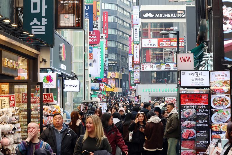 La imagen muestra una calle de Myeong-dong, en el distrito de Jung-gu, en Se&uacute;l, repleta de visitantes extranjeros. | Korea.net DB