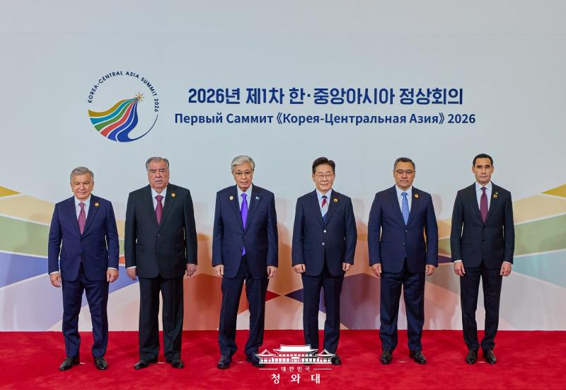 El presidente Lee Jae Myung posa junto a los mandatarios de Kazajistán, Uzbekistán, Turkmenistán, Tayikistán y Kirguistán durante la primera cumbre multilateral entre Corea y los países de Asia Central, celebrada el 16 de septiembre en un hotel de Seúl. De izquierda a derecha: el presidente uzbeko, Shavkat Mirziyoyev; el presidente tayiko, Emomali Rahmon; el presidente kazajo, Kasim-Yomart Tokayev; el presidente coreano Lee Jae Myung; el presidente kirguís, Sadyr Japarov, y el presidente turkmeno, Serdar Berdimuhamedow. | Cheong Wa Dae