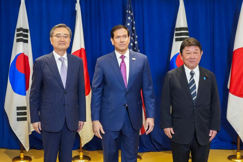 El ministro de Asuntos Exteriores coreano, Cho Hyun (izquierda), el secretario de Estado estadounidense, Marco Rubio (centro), y el canciller japon&eacute;s, Toshimitsu Motegi, posan para una foto grupal antes de iniciar sus conversaciones trilaterales en Nueva York, el 21 de septiembre. | Ministerio de Asuntos Exteriores de Corea