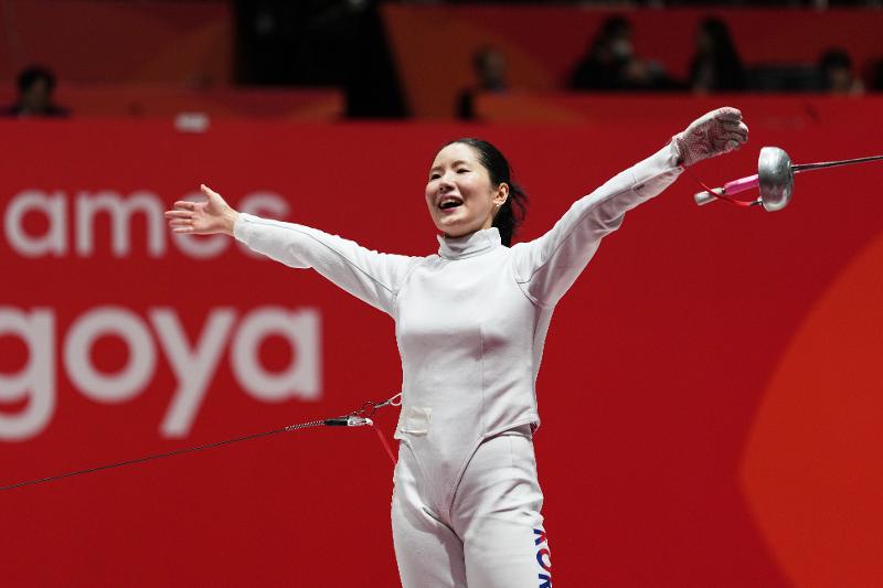 La esgrimista coreana Song Se-ra festeja con los brazos en alto tras ganar la final individual femenina de espada en los Juegos Asi&aacute;ticos de Aichi-Nagoya 2026, celebrada el 22 de septiembre en el Aichi Sky Expo en Jap&oacute;n. 