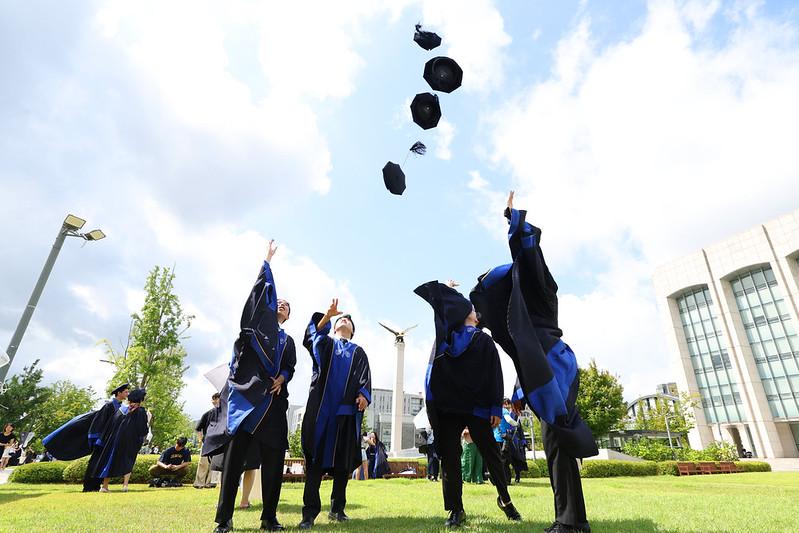 Unos reci&eacute;n graduados celebran el cierre de su etapa universitaria lanzando al un&iacute;sono sus togas y birretes al cielo, el 29 de agosto de 2025, en el campus de la Universidad Yonsei en el distrito de Seodaemun-gu, en Se&uacute;l. | Korea.net DB