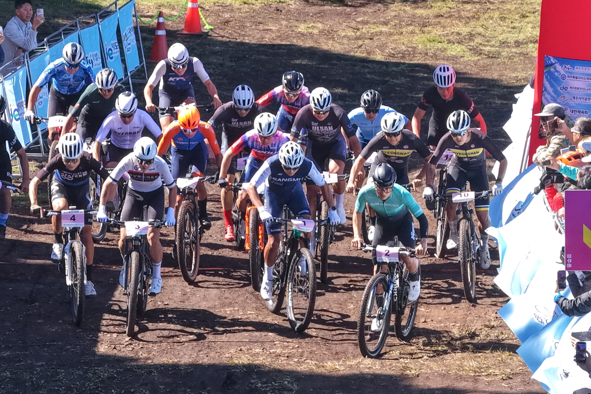 Varios ciclistas compiten en la prueba de MTB del 107º Festival Nacional de Deportes, celebrado el 14 de octubre en un circuito habilitado en Yusuam, en el municipio de Aewol-eup, en la ciudad de Jeju.