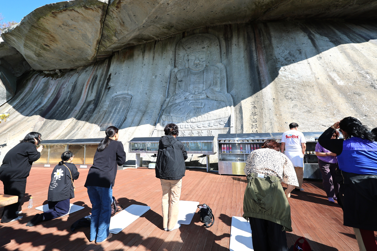 A 30 d&iacute;as de la celebraci&oacute;n del examen estatal de ingreso a la universidad, conocido en coreano como suneung, padres de familia de los postulantes y fieles budistas rezan el 20 de octubre frente a la estatua sedente de Buda tallada en la roca del templo Bomunsa, situado en el condado de Ganghwa-gun, en la Ciudad Metropolitana de Incheon.