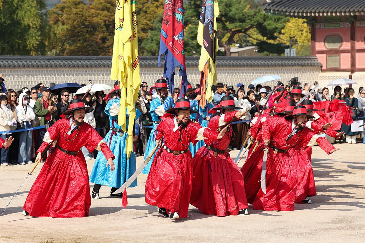 Una recreaci&oacute;n del cheopjong, la ceremonia de inspecci&oacute;n de la guardia real, se lleva a cabo el 30 de octubre frente a la puerta Heungnyemun del palacio Gyeongbokgung, en el distrito Jongno-gu de Se&uacute;l.