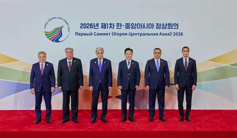 El presidente Lee Jae Myung posa junto a los mandatarios de Kazajistán, Uzbekistán, Turkmenistán, Tayikistán y Kirguistán durante la primera cumbre multilateral entre Corea y los países de Asia Central, celebrada el 16 de septiembre en un hotel de Seúl. De izquierda a derecha: el presidente uzbeko, Shavkat Mirziyoyev; el presidente tayiko, Emomali Rahmon; el presidente kazajo, Kasim-Yomart Tokaév; el presidente coreano Lee Jae Myung; el presidente kirguís, Sadyr Zhaparov, y el presidente turkmeno, Serdar Berdimuhamedow. | Cheong Wa Dae