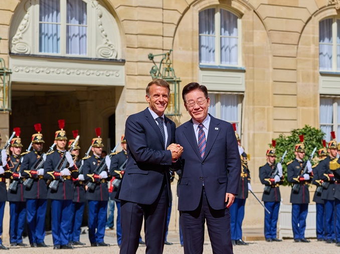 Corea y Francia amplían su cooperación estratégica con la firma de 16 acuerdos bilaterales