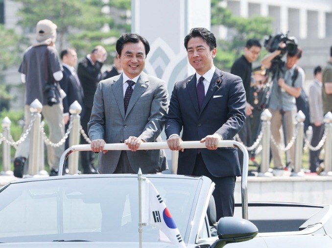 Los ministros de Defensa de Corea y Japón acuerdan ampliar los intercambios y la cooperación en IA