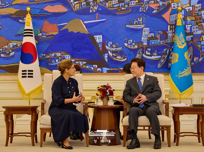Lee recibe las credenciales de ocho nuevos embajadores y pide reforzar la cooperación bilateral