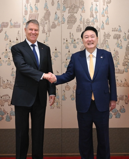 Corea y Rumanía acuerdan fortalecer la colaboración en defensa y energía nuclear