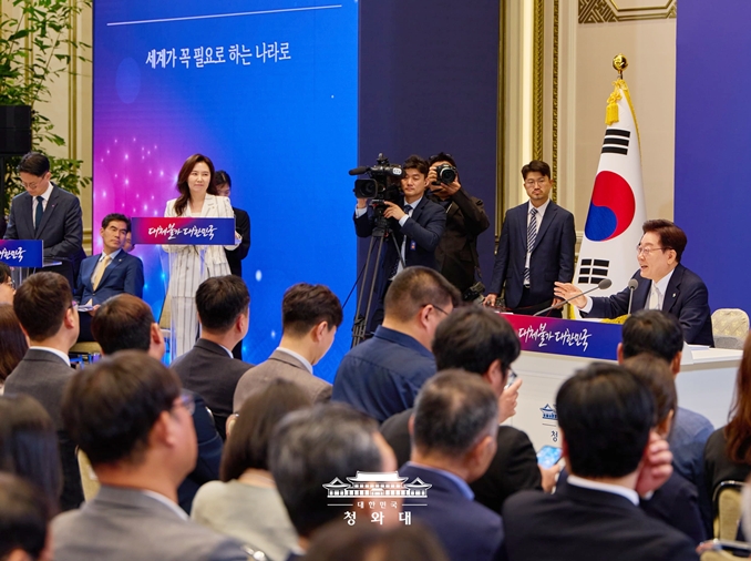 Lee presenta cuatro objetivos para convertir a Corea en un país 'insustituible'