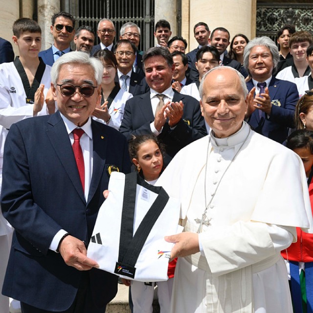 Pope receives taekwondo's highest honor🥋🕊️