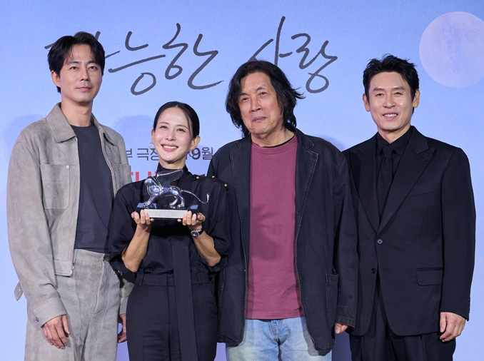Lee Chang-dong presenta 'Un amor posible' tras su éxito en el Festival Internacional de Cine de Venecia
