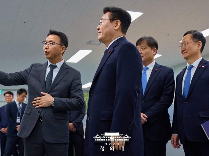 Lee pide reforzar la protección contra estafas a coreanos en el extranjero