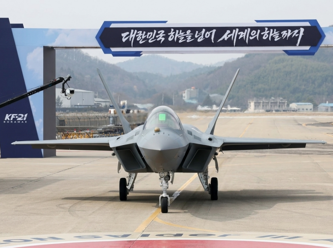 Lee celebra el inicio de la producción en masa del caza nacional KF-21