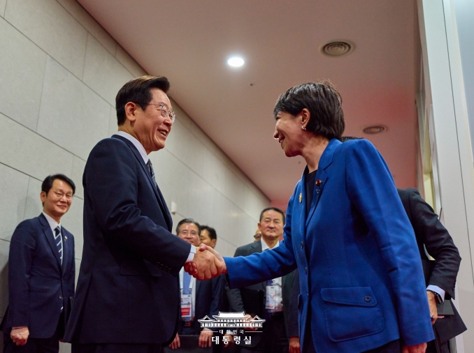 Lee felicita a la primera ministra japonesa por la victoria electoral de su partido