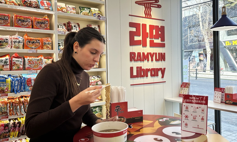 La Biblioteca de Ramyun: un lugar de ensueño donde los turistas extranjeros pueden disfrutar de las delicias del ramyeon
