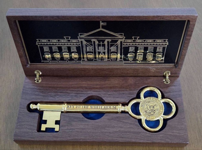 Lee recibe la llave de oro de la Casa Blanca como obsequio de Trump