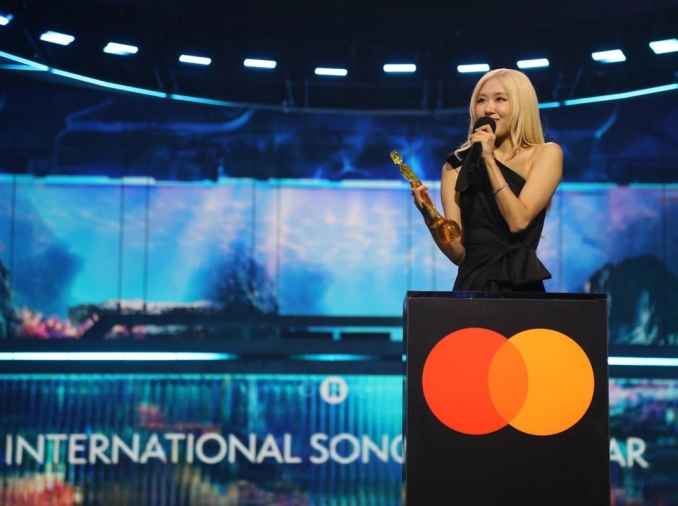 Rosé se convierte en la primera artista de K-pop en ganar un Premio BRIT