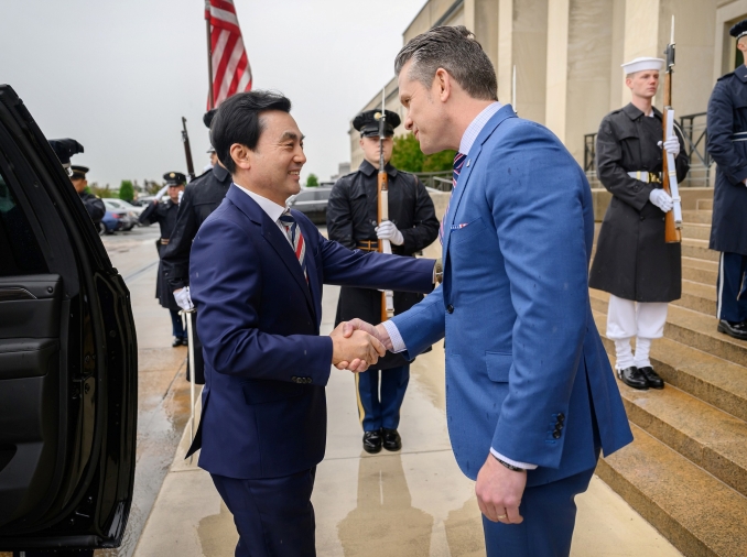 El ministro de Defensa: Corea examina una contribución gradual a la seguridad en el estrecho de Ormuz